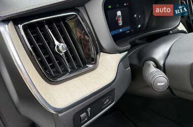 Внедорожник / Кроссовер Volvo XC60 2021 в 