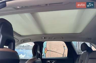 Внедорожник / Кроссовер Volvo XC60 2018 в 