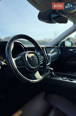Внедорожник / Кроссовер Volvo XC60 2018 в 