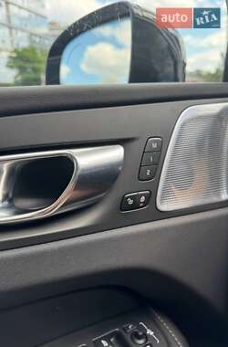 Внедорожник / Кроссовер Volvo XC60 2018 в 