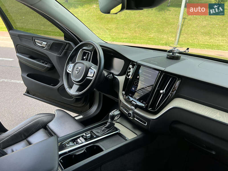 Внедорожник / Кроссовер Volvo XC60 2021 в Киеве