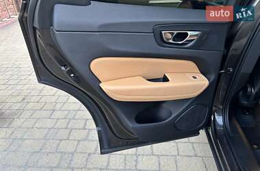 Внедорожник / Кроссовер Volvo XC60 2019 в 