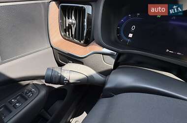Внедорожник / Кроссовер Volvo XC60 2023 в 