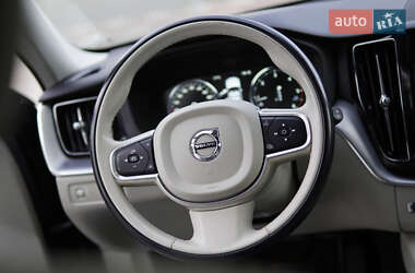 Внедорожник / Кроссовер Volvo XC60 2017 в 
