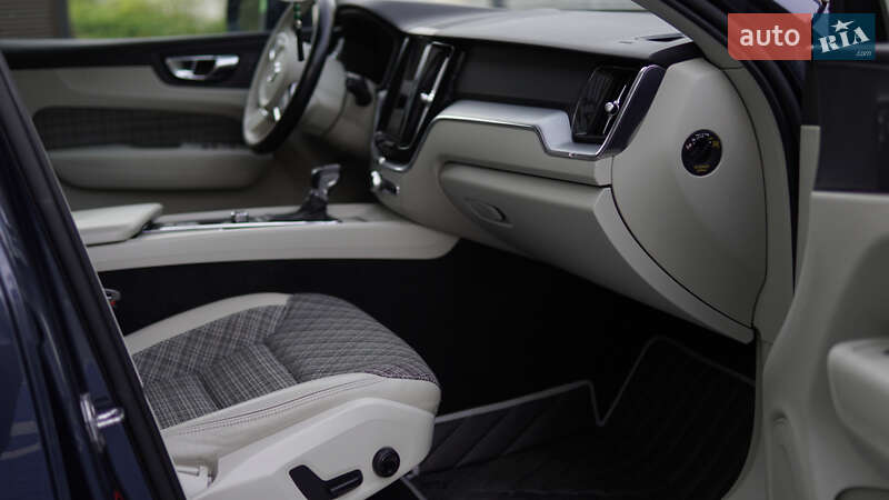 Внедорожник / Кроссовер Volvo XC60 2017 в Вараше