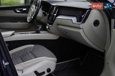 Внедорожник / Кроссовер Volvo XC60 2017 в 