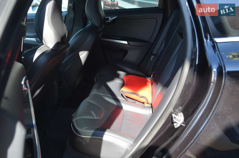 Внедорожник / Кроссовер Volvo XC60 2017 в Киеве