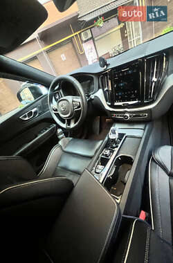 Внедорожник / Кроссовер Volvo XC60 2024 в 