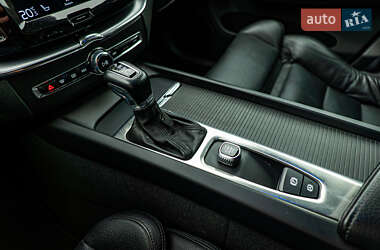 Внедорожник / Кроссовер Volvo XC60 2019 в 