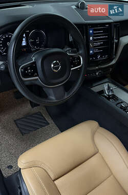 Внедорожник / Кроссовер Volvo XC60 2020 в 