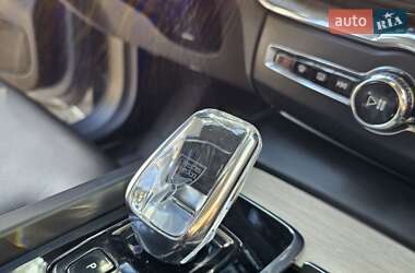 Внедорожник / Кроссовер Volvo XC60 2021 в 