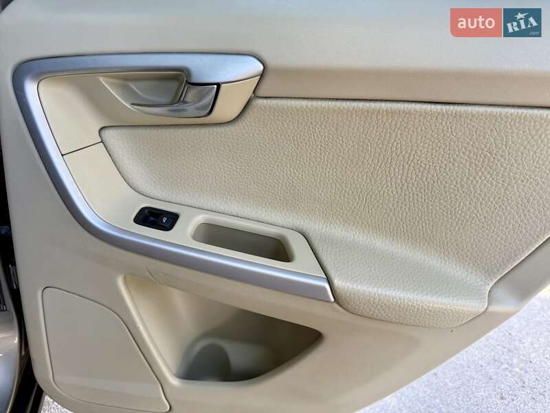 Внедорожник / Кроссовер Volvo XC60 2012 в Киеве