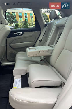Внедорожник / Кроссовер Volvo XC60 2018 в 