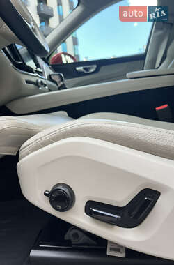 Внедорожник / Кроссовер Volvo XC60 2018 в 
