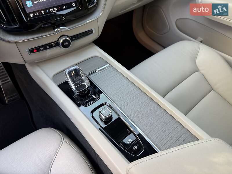 Внедорожник / Кроссовер Volvo XC60 2023 в Киеве