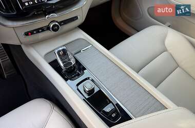 Позашляховик / Кросовер Volvo XC60 2023 в 