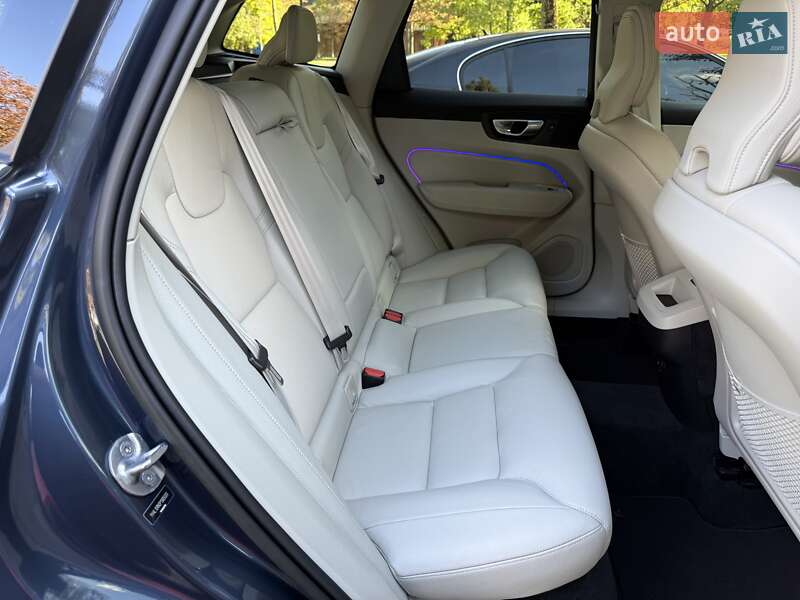 Внедорожник / Кроссовер Volvo XC60 2023 в Киеве