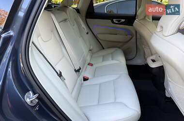 Позашляховик / Кросовер Volvo XC60 2023 в 