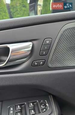 Внедорожник / Кроссовер Volvo XC60 2018 в 
