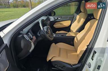 Внедорожник / Кроссовер Volvo XC60 2023 в 