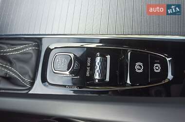 Внедорожник / Кроссовер Volvo XC60 2018 в 