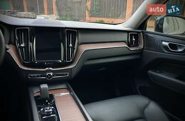Внедорожник / Кроссовер Volvo XC60 2023 в 