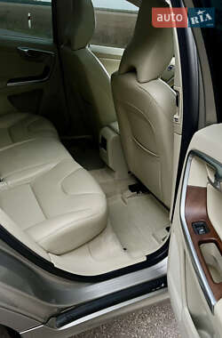 Внедорожник / Кроссовер Volvo XC60 2015 в 