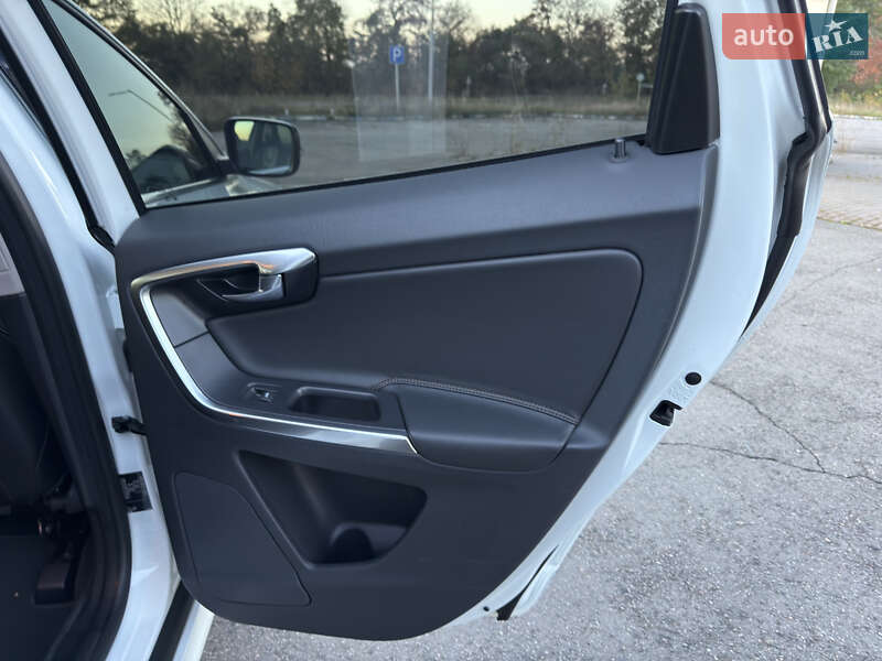 Внедорожник / Кроссовер Volvo XC60 2017 в Радивилове