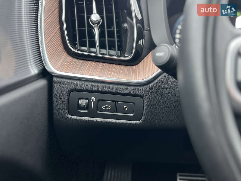 Внедорожник / Кроссовер Volvo XC60 2019 в Киеве