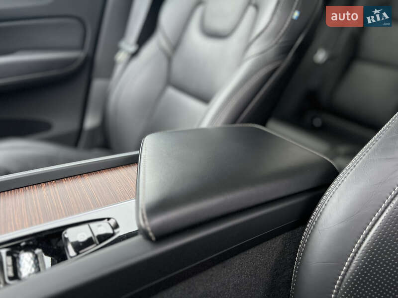 Внедорожник / Кроссовер Volvo XC60 2019 в Киеве