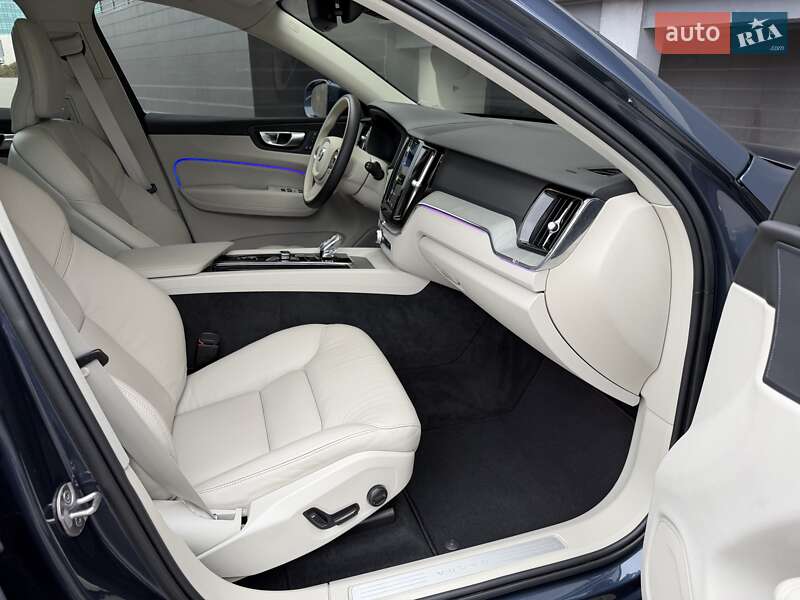 Внедорожник / Кроссовер Volvo XC60 2023 в Киеве