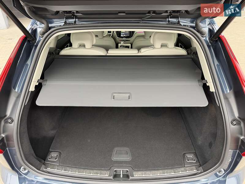 Внедорожник / Кроссовер Volvo XC60 2023 в Киеве