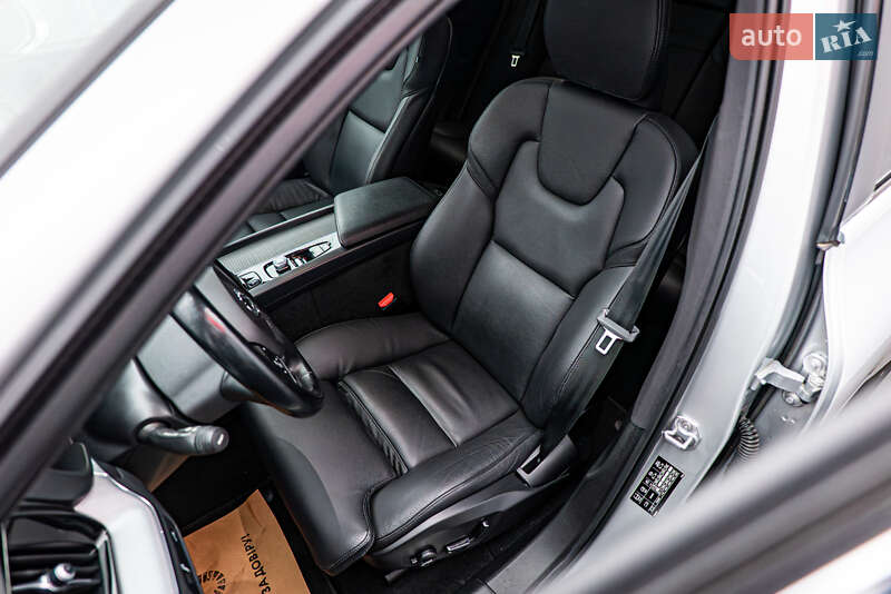 Внедорожник / Кроссовер Volvo XC60 2021 в Киеве