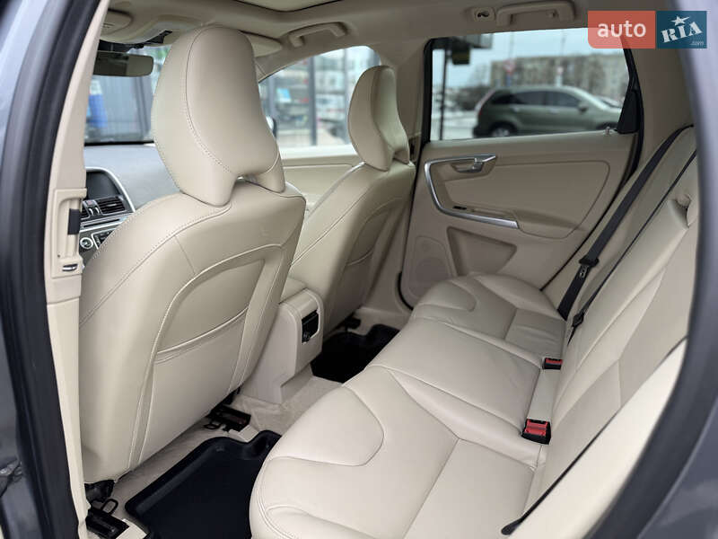 Внедорожник / Кроссовер Volvo XC60 2015 в Владимире