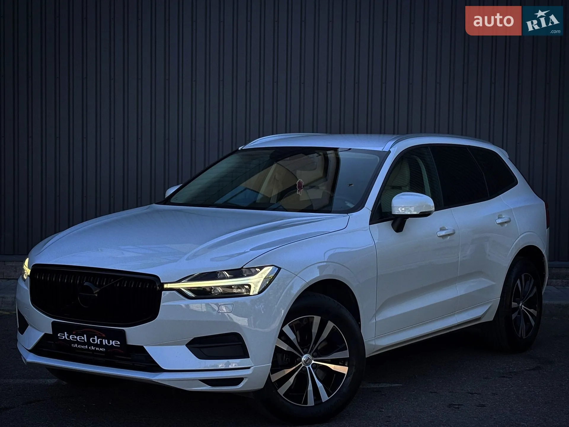 2017 Volvo XC60 - фото 1