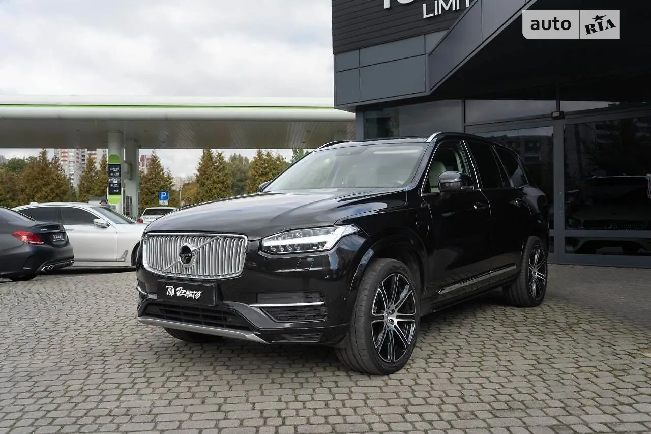 2016 VOLVO XC90 Excellence

Люксовий позашляховик з ексклюзивною комплектацією. 
Завдяки гібридному двигуну вражаючі робочі характеристики та комфорт управління, також з можливістю  підключитися до електромережі .

Купувалась новою в офіційного представника. Повністю обслужена та готова до будь яких перевірок.


-407 к.с.•2.0L бензин /гібрид
-Повний привід 
-Автомат 
-Підтверджений пробіг - 110 тис. км.


КОМПЛЕКТАЦІЯ:

Салон/Комфорт:

•Шкіряне багато-функціональне кермо з обігрівом
• Світлий шкіряний салон з унікальним візерунком
• Комфортна підкладка сидіння, передні та задні сидіння з електроприводом, підігрівом та вентиляцією, функцією масажу ,та функцією пам'яті сидіння водія
•Розширена оббивка шкірою
•Electronic Climate Control, 4 зони
•Паркувальний автопілот
•Конфігурація TURBO, висока продуктивність
•Пнемо підвіска
•Проекційний дисплей на лобове скло
•Камери 360°
•Віддзеркалення пристрою, Carplay і AndroidAuto
•Панорамний дах, що відкривається
•Адаптивний круїз контроль
•Без ключовий доступ
•Диски R21 Spoke Silver Diamond 
•Комфортний доступ
•Панорамний скляний дах
•Shadow-Line
•Глобальна навігація та супутникова система
•Функція distronic 
•Сліпі зони
 тримання полоси
•Розпізнавання дорожніх знаків
•Датчик світла та дощу
•Автопілот
•Асистент водія
•Капсульне скло між багажним відділенням та салоном


Автоцентр Top Dealers – це ваш надійний партнер на шляху до омріяного авто.
драйву.
Телефонуйте, наші менеджери з радістю дадуть відповідь на всі запитання.