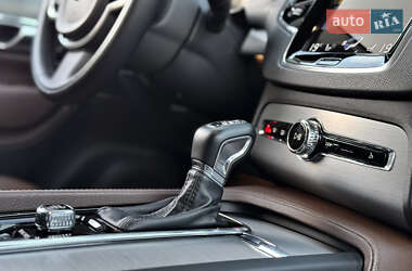 Внедорожник / Кроссовер Volvo XC90 2019 в 