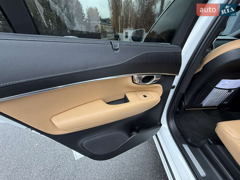 Внедорожник / Кроссовер Volvo XC90 2023 в Киеве