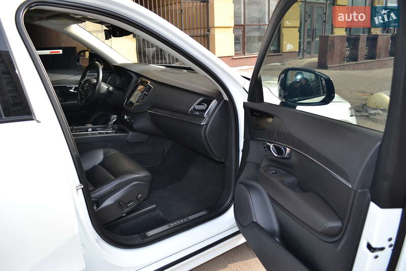 Внедорожник / Кроссовер Volvo XC90 2019 в Киеве