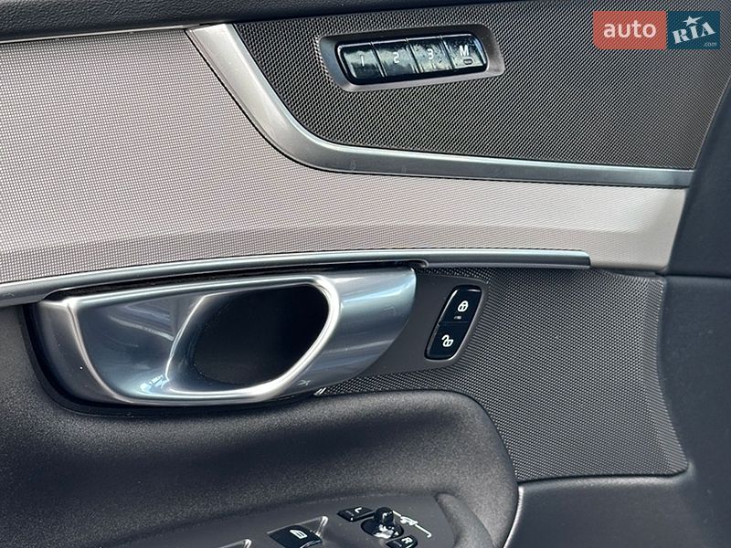 Внедорожник / Кроссовер Volvo XC90 2025 в Киеве
