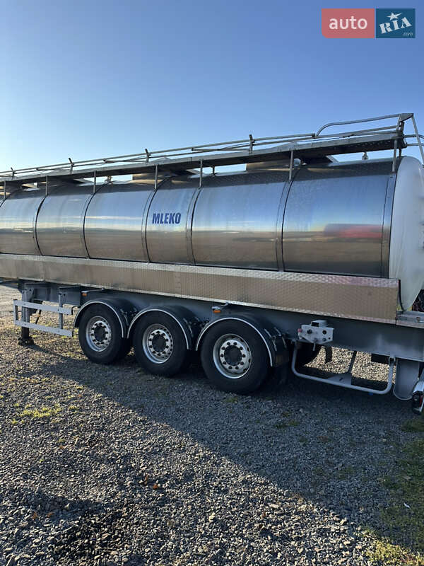 Цистерна напівпричіп Wielton NS34 2004 в Жовкві