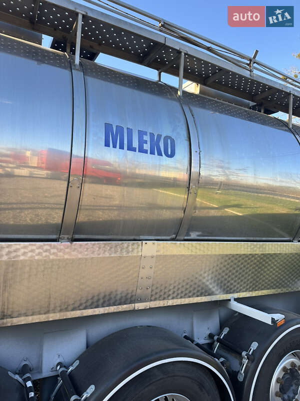 Цистерна напівпричіп Wielton NS34 2004 в Жовкві