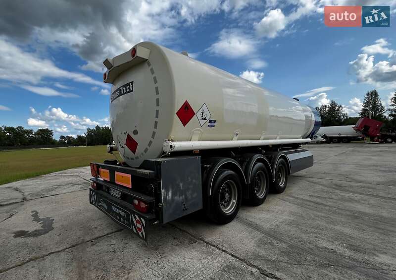 Цистерна полуприцеп Willig Sana 2009 в Львове