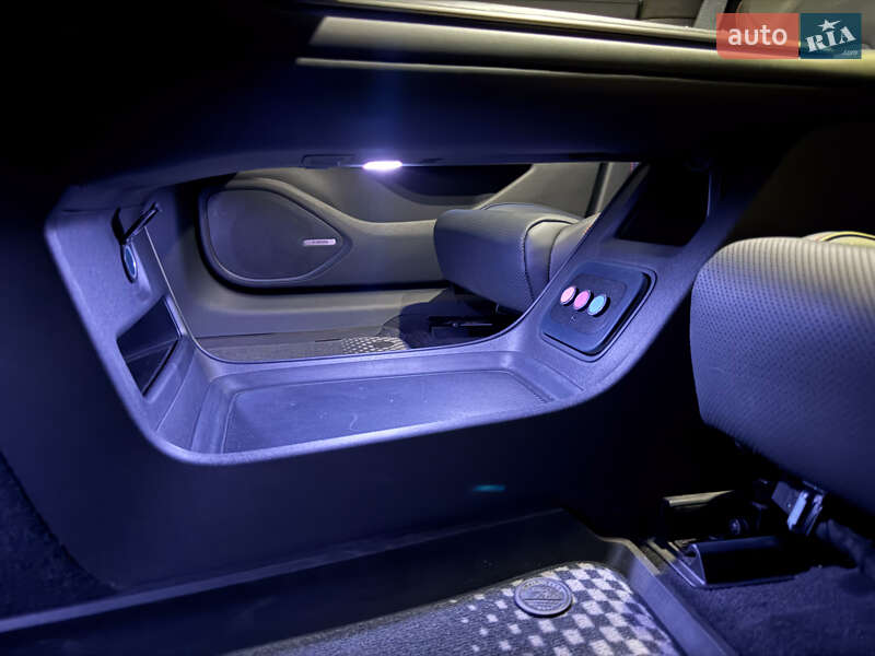 Седан Xiaomi SU7 2025 в Киеве