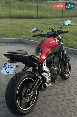 Мотоцикл Без обтекателей (Naked bike) Yamaha MT-07 2014 в 