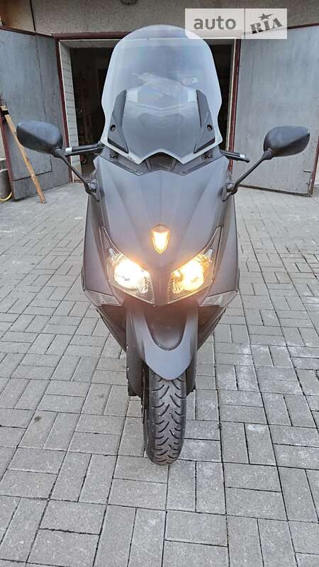 Макси-скутер Yamaha T-MAX 2013 в 