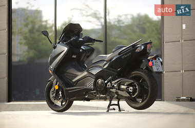 Макси-скутер Yamaha T-MAX 2015 в 