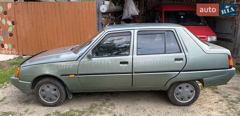 Лифтбек ЗАЗ 1103 Славута 2006 в Порогах