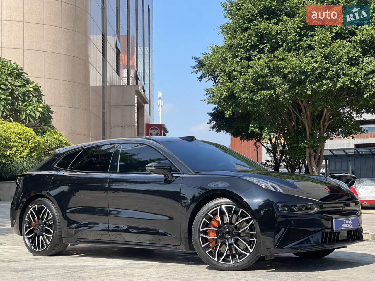 АВТО БУДЕ ДО НОВОГО РОКУ !!!
Zeekr 001 You, 2025 ,100 kWh
Основні характеристики
•	Тип приводу: Повний (AWD)
•	Кількість електродвигунів: 2
•	Загальна потужність: 580 кВт / 789 к.с.
•	Крутний момент: 810 Н·м
•	Розгін 0–100 км/год: 3,3 секунди
•	Максимальна швидкість: 240 км/год
•	Запас ходу (CLTC): 705 км
•	Ємність батареї: 100 кВт·год
•	Напруга батареї: 800 В
•	Тип батареї: Потрійна літієва з рідинним охолодженням
•	Швидка зарядка (DC): до 200 кВт
Габарити та маса
•	Довжина: 4977 мм
•	Ширина: 1999 мм
•	Висота: 1533 мм
•	Колісна база: 3005 мм
•	Кліренс: 174 мм
•	Споряджена маса: 2470 кг
•	Об'єм багажника: 2144 л
•	Кількість місць: 5
Системи безпеки
•	6 подушок безпеки
•	ABS, ESP, TPMS
•	Система утримання в смузі
•	Система моніторингу втоми водія
•	Розпізнавання дорожніх знаків
•	Адаптивний круїз-контроль
•	Система Auto Hold
•	Камера 360°
•	ISOFIX для дитячих сидін
Комфорт та мультимедіа
•	15-дюймовий сенсорний LCD-екран
•	Цифрова панель приладів
•	Аудіосистема з 28 динаміками
•	Підігрів передніх і задніх сидінь, керма, дзеркал і лобового скла
•	Масаж і пам’ять сидінь для водія та пасажира
•	3-зонний клімат-контроль
•	Безключовий доступ і запуск кнопкою
•	Бездротова зарядка телефону
•	Панорамний дах (не відкривається)
•	Адаптивне матричне освітлення
•	Підсвічування салону з багатьма кольорами
Підвіска та колеса
•	Передня підвіска: Незалежна на подвійних поперечних важелях
•	Задня підвіска: Багатоважільна незалежна
•	Гальма: Вентильовані дискові спереду і ззаду
•	Розмір шин:  R22
•	Колісні диски: Легкосплавні
Наші переваги: 
•	Швидка доставка. 
•	Широкий асортимент сучасних електромобілів.
•	Можливість замовити авто з першим внеском від 10%
•	Фіксована ціна у договірі при купівлі авто.
•	Можливість придбати авто в кредит, лізинг рострочку та Trade-in. 
•	Гарантія на автомобіль. 
•	Можливість страхування 