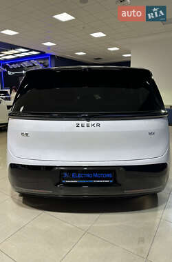 Минивэн Zeekr Mix 2024 в 